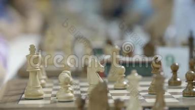 国际象棋比赛中的棋盘和人物世界学员锦标赛特写